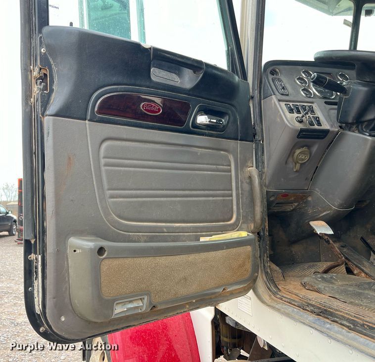 image for item EL5548 2014 Peterbilt 388 semi truck