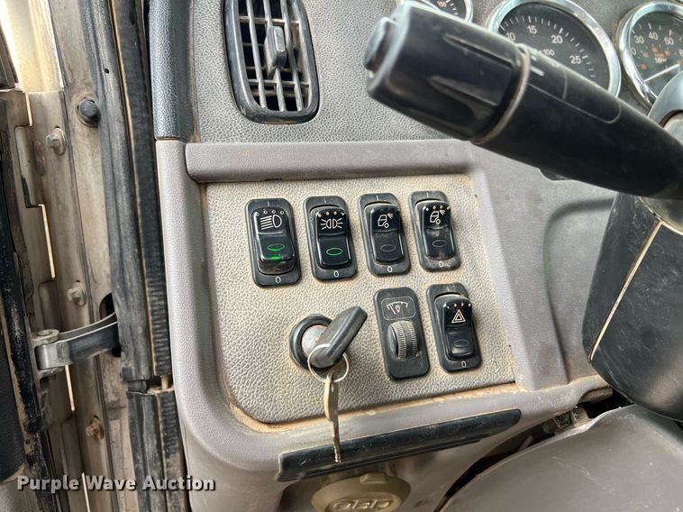 image for item EL5548 2014 Peterbilt 388 semi truck