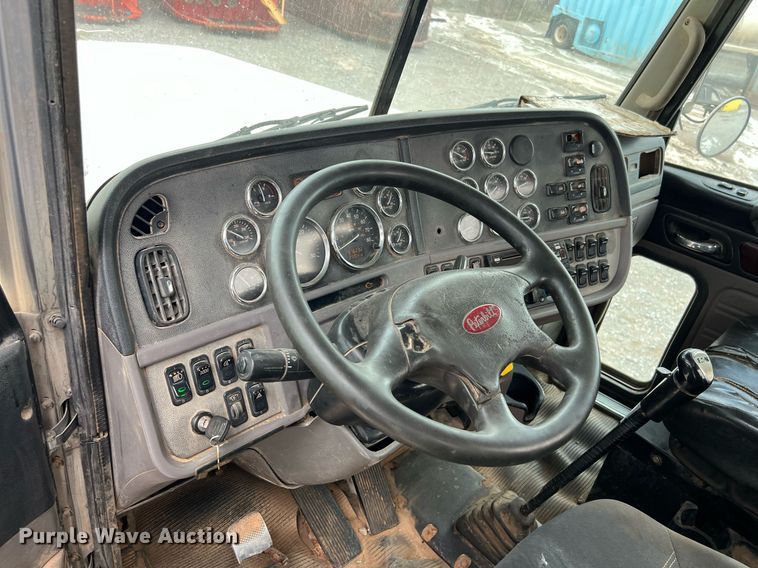 image for item EL5548 2014 Peterbilt 388 semi truck