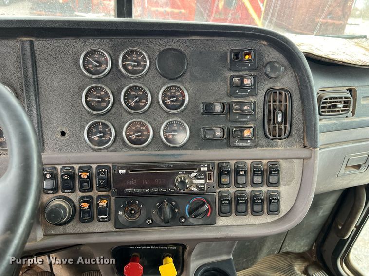 image for item EL5548 2014 Peterbilt 388 semi truck