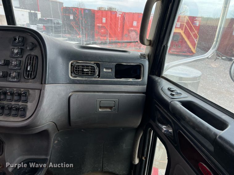 image for item EL5548 2014 Peterbilt 388 semi truck