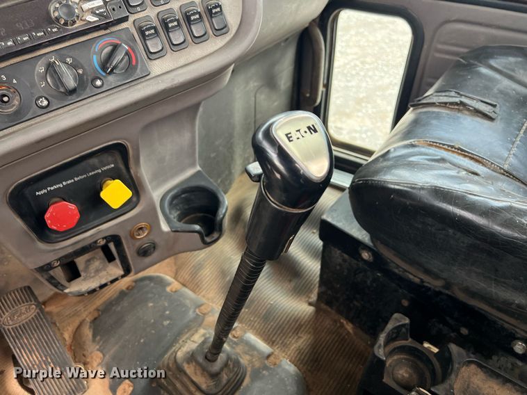 image for item EL5548 2014 Peterbilt 388 semi truck