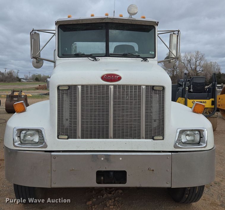 image for item EL5716 2004 Peterbilt 330 utility / service truck