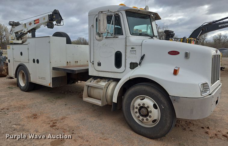 image for item EL5716 2004 Peterbilt 330 utility / service truck