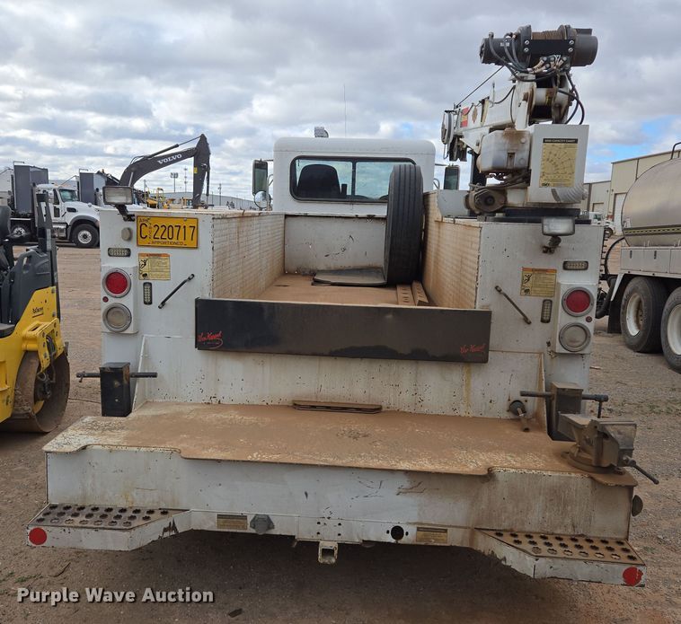 image for item EL5716 2004 Peterbilt 330 utility / service truck