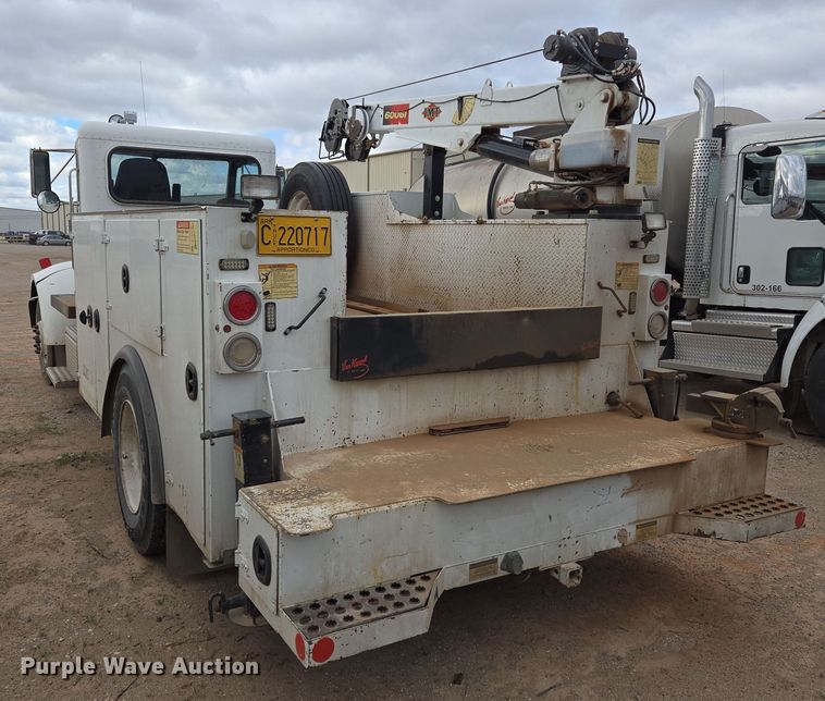 image for item EL5716 2004 Peterbilt 330 utility / service truck