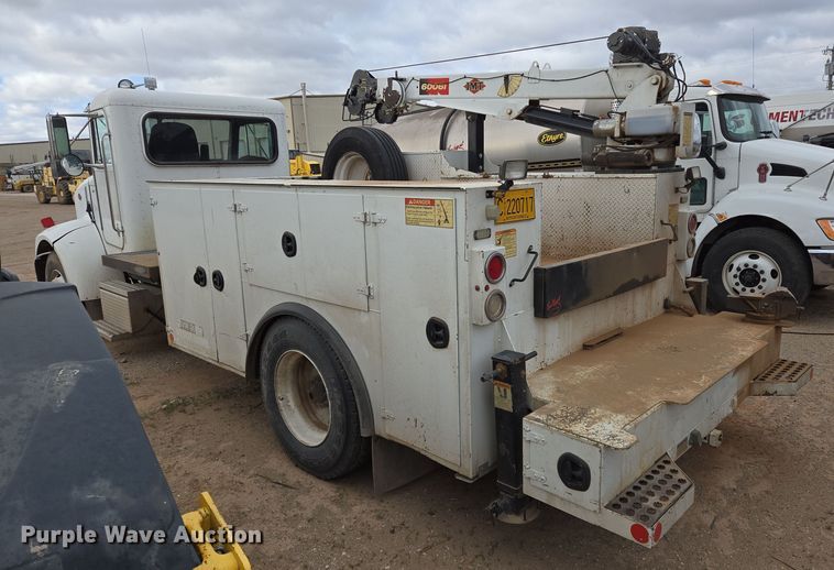 image for item EL5716 2004 Peterbilt 330 utility / service truck