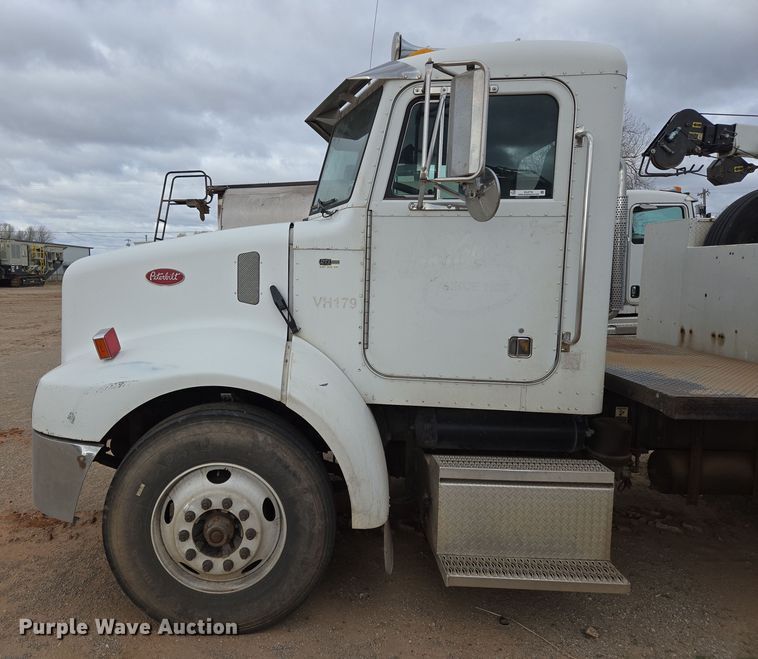 image for item EL5716 2004 Peterbilt 330 utility / service truck