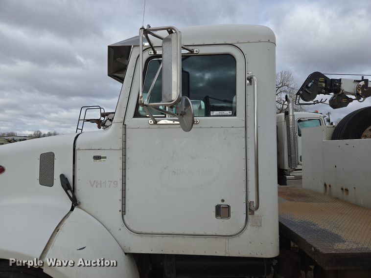 image for item EL5716 2004 Peterbilt 330 utility / service truck