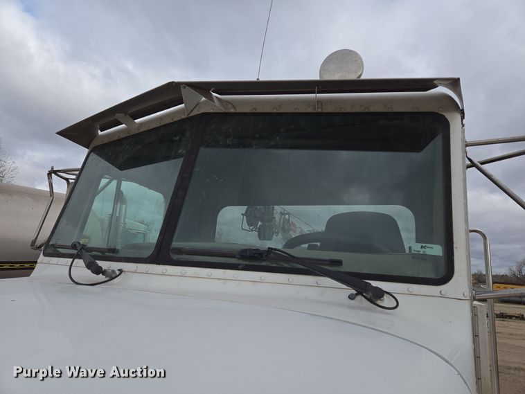 image for item EL5716 2004 Peterbilt 330 utility / service truck