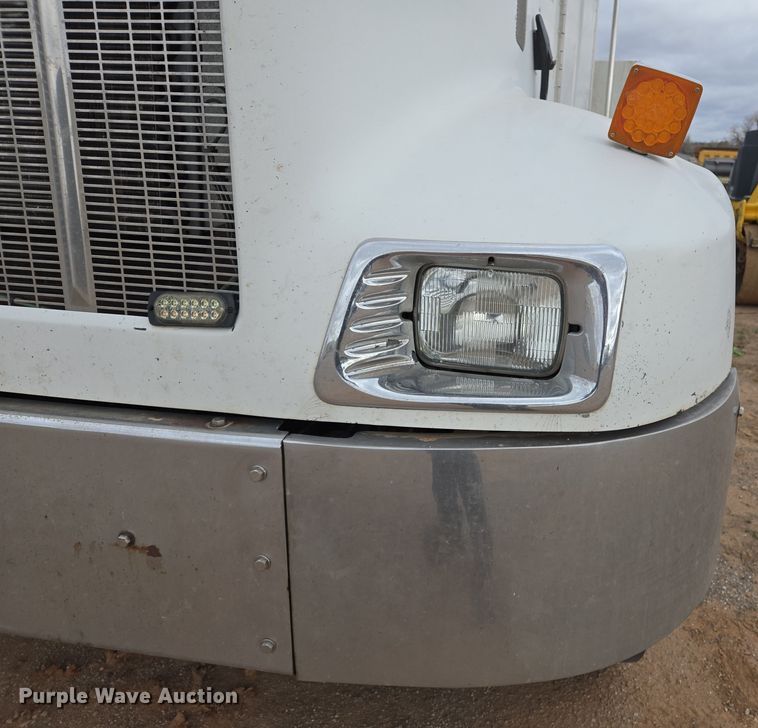 image for item EL5716 2004 Peterbilt 330 utility / service truck