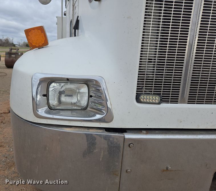 image for item EL5716 2004 Peterbilt 330 utility / service truck