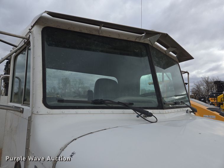 image for item EL5716 2004 Peterbilt 330 utility / service truck