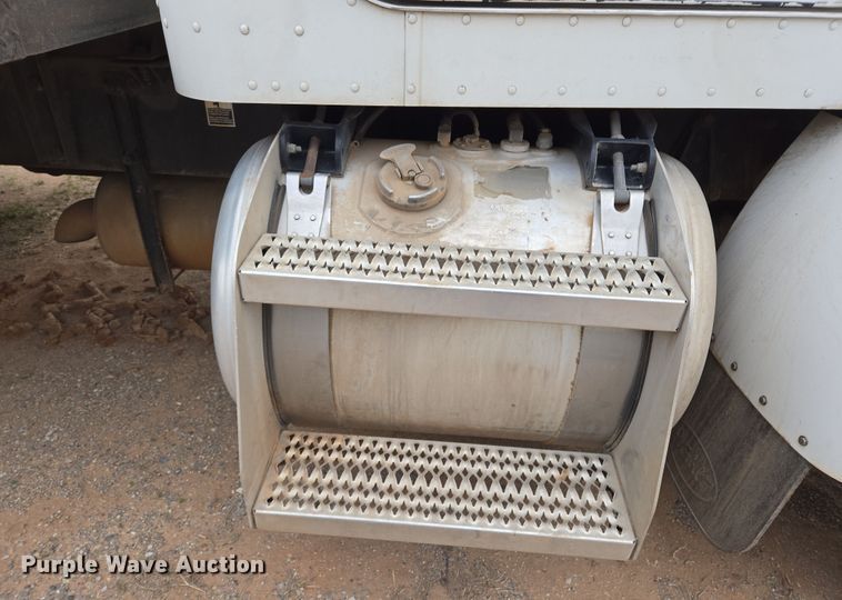 image for item EL5716 2004 Peterbilt 330 utility / service truck