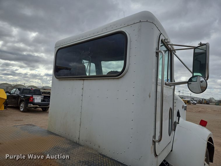 image for item EL5716 2004 Peterbilt 330 utility / service truck