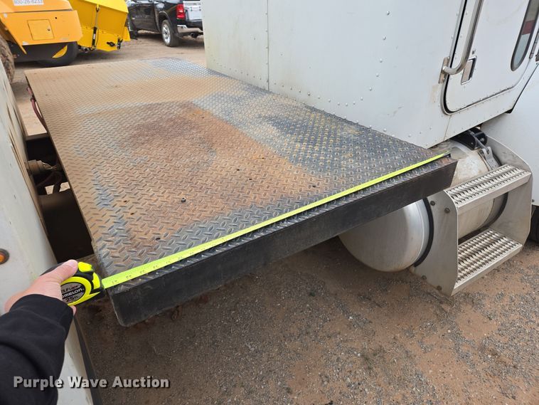 image for item EL5716 2004 Peterbilt 330 utility / service truck