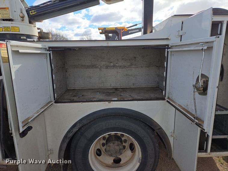 image for item EL5716 2004 Peterbilt 330 utility / service truck