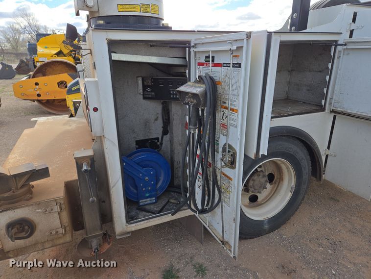 image for item EL5716 2004 Peterbilt 330 utility / service truck