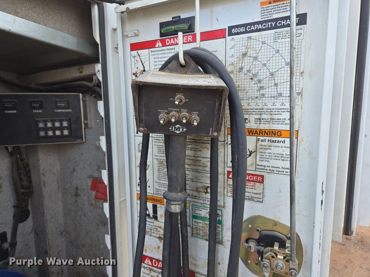 image for item EL5716 2004 Peterbilt 330 utility / service truck