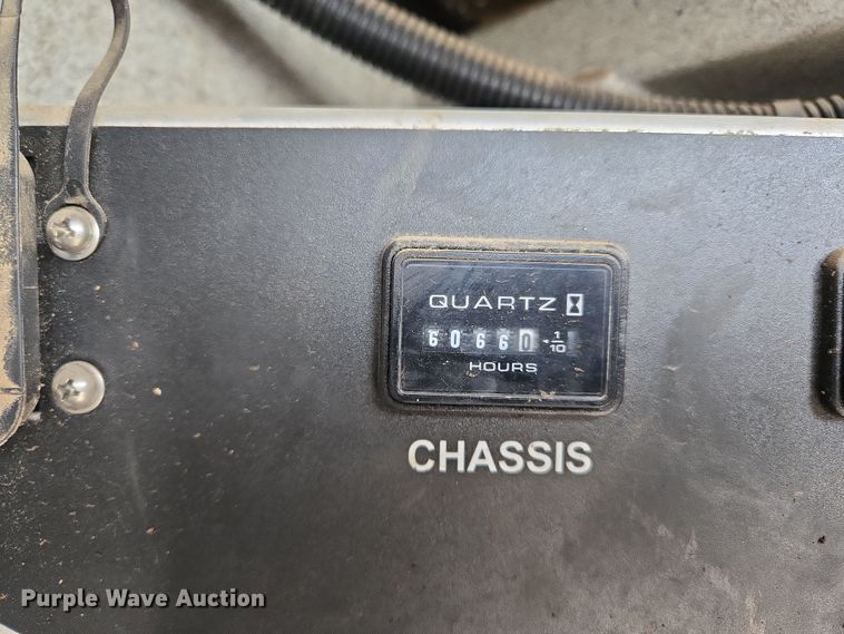 image for item EL5716 2004 Peterbilt 330 utility / service truck