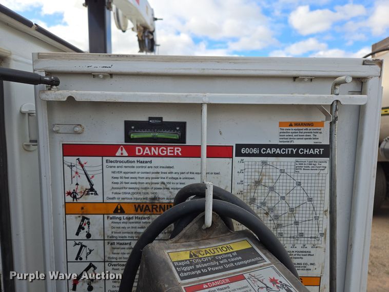 image for item EL5716 2004 Peterbilt 330 utility / service truck