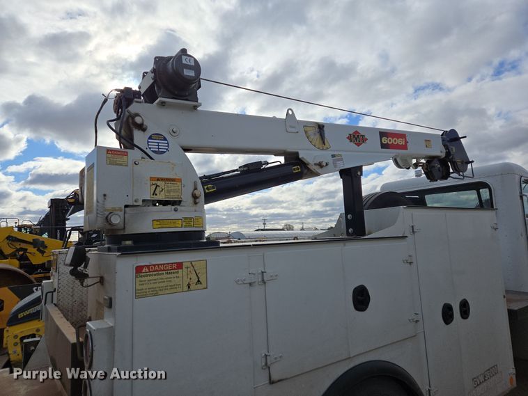 image for item EL5716 2004 Peterbilt 330 utility / service truck