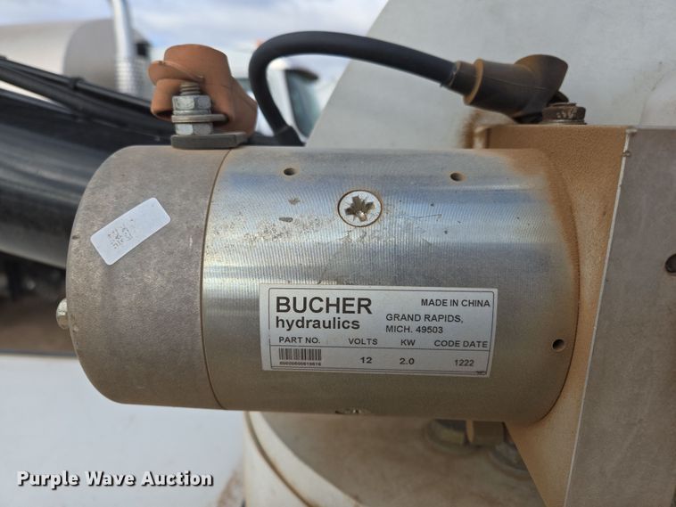 image for item EL5716 2004 Peterbilt 330 utility / service truck