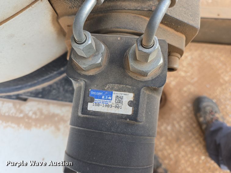 image for item EL5716 2004 Peterbilt 330 utility / service truck