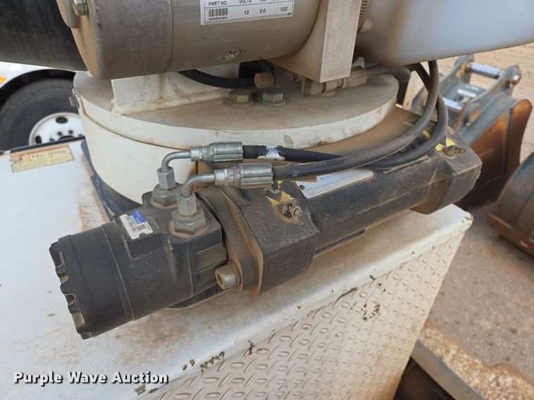 image for item EL5716 2004 Peterbilt 330 utility / service truck