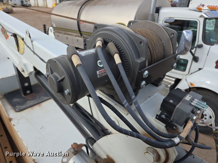 image for item EL5716 2004 Peterbilt 330 utility / service truck