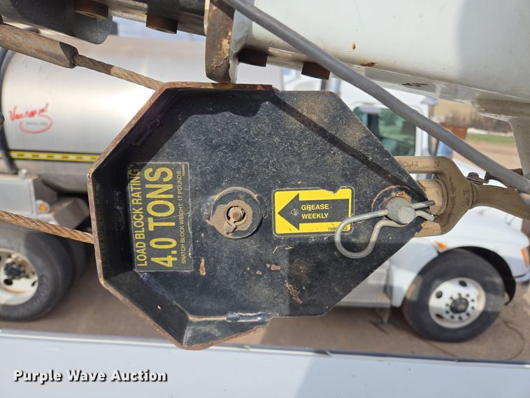 image for item EL5716 2004 Peterbilt 330 utility / service truck