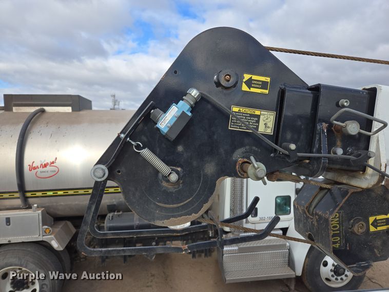 image for item EL5716 2004 Peterbilt 330 utility / service truck