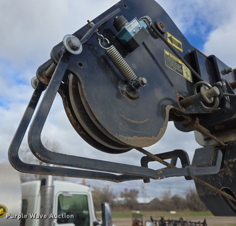 image for item EL5716 2004 Peterbilt 330 utility / service truck