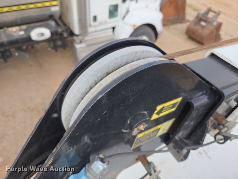 image for item EL5716 2004 Peterbilt 330 utility / service truck