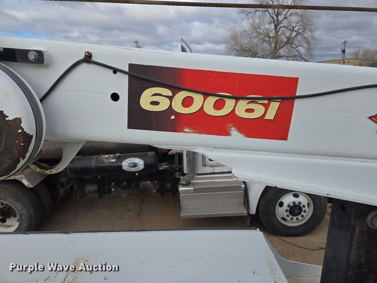 image for item EL5716 2004 Peterbilt 330 utility / service truck