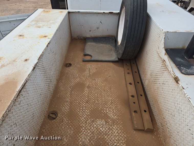 image for item EL5716 2004 Peterbilt 330 utility / service truck