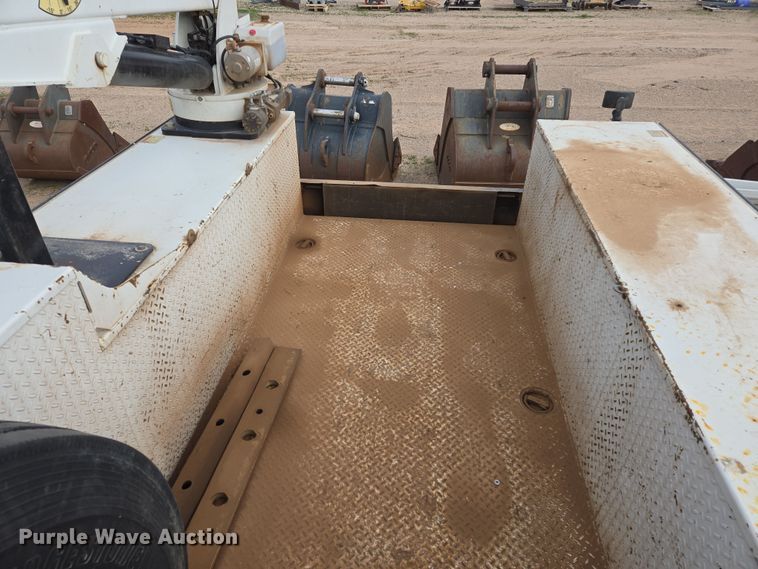 image for item EL5716 2004 Peterbilt 330 utility / service truck