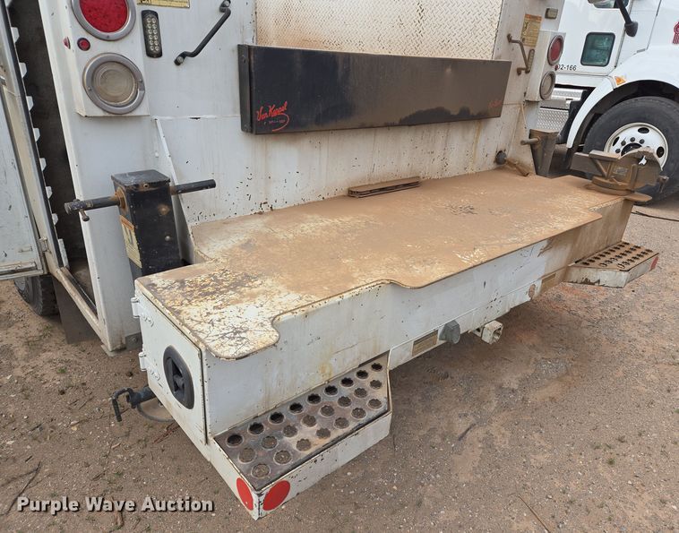 image for item EL5716 2004 Peterbilt 330 utility / service truck