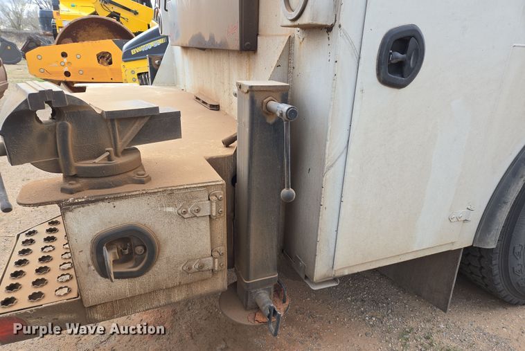 image for item EL5716 2004 Peterbilt 330 utility / service truck