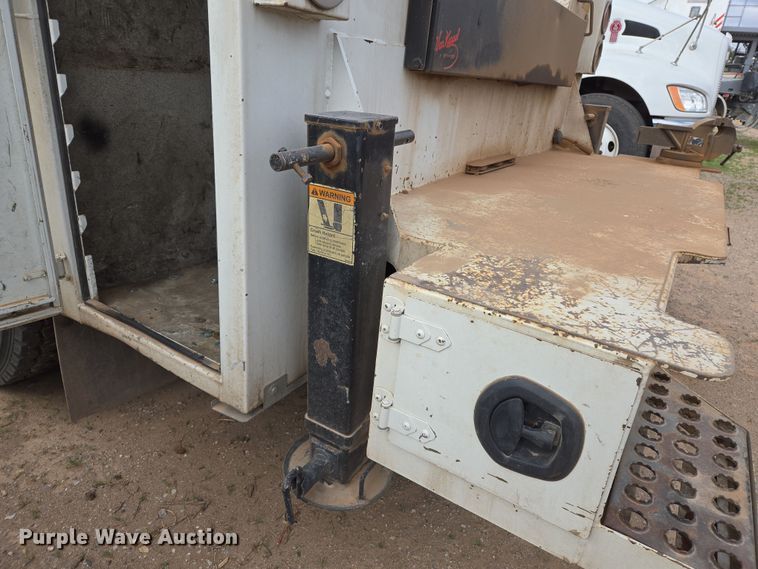 image for item EL5716 2004 Peterbilt 330 utility / service truck