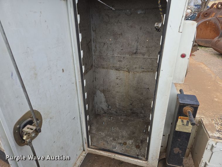 image for item EL5716 2004 Peterbilt 330 utility / service truck