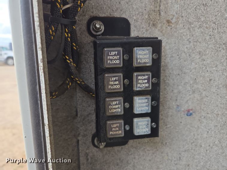 image for item EL5716 2004 Peterbilt 330 utility / service truck