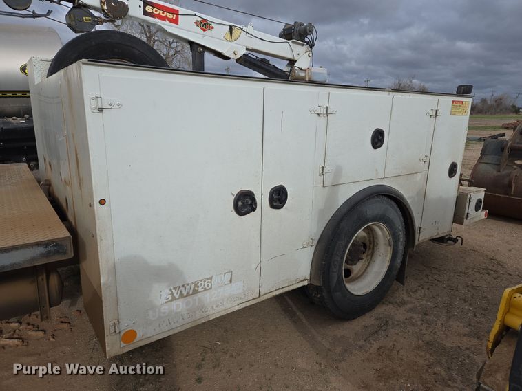 image for item EL5716 2004 Peterbilt 330 utility / service truck