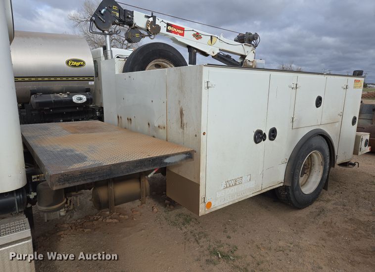 image for item EL5716 2004 Peterbilt 330 utility / service truck