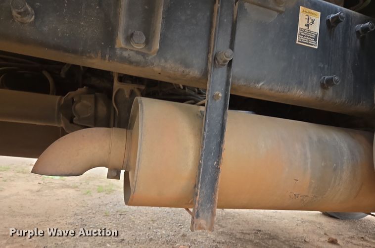 image for item EL5716 2004 Peterbilt 330 utility / service truck