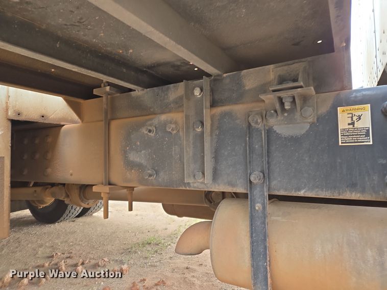 image for item EL5716 2004 Peterbilt 330 utility / service truck