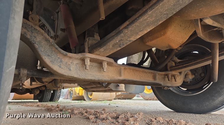 image for item EL5716 2004 Peterbilt 330 utility / service truck