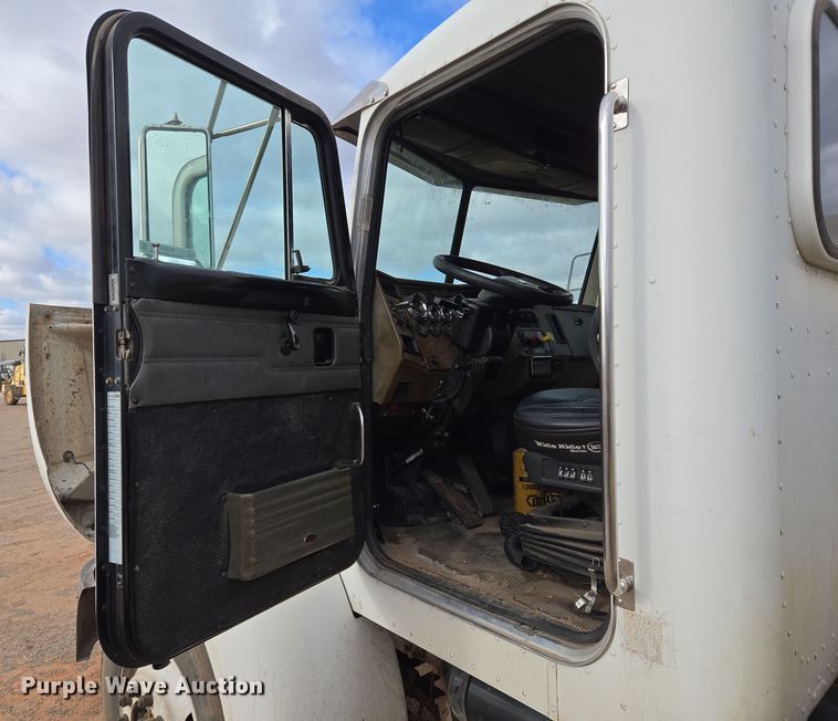 image for item EL5716 2004 Peterbilt 330 utility / service truck