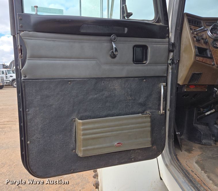 image for item EL5716 2004 Peterbilt 330 utility / service truck