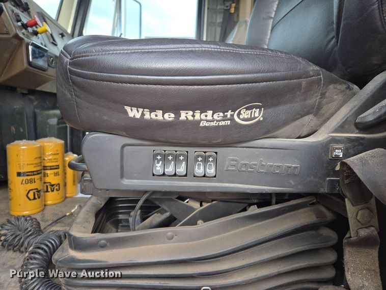 image for item EL5716 2004 Peterbilt 330 utility / service truck